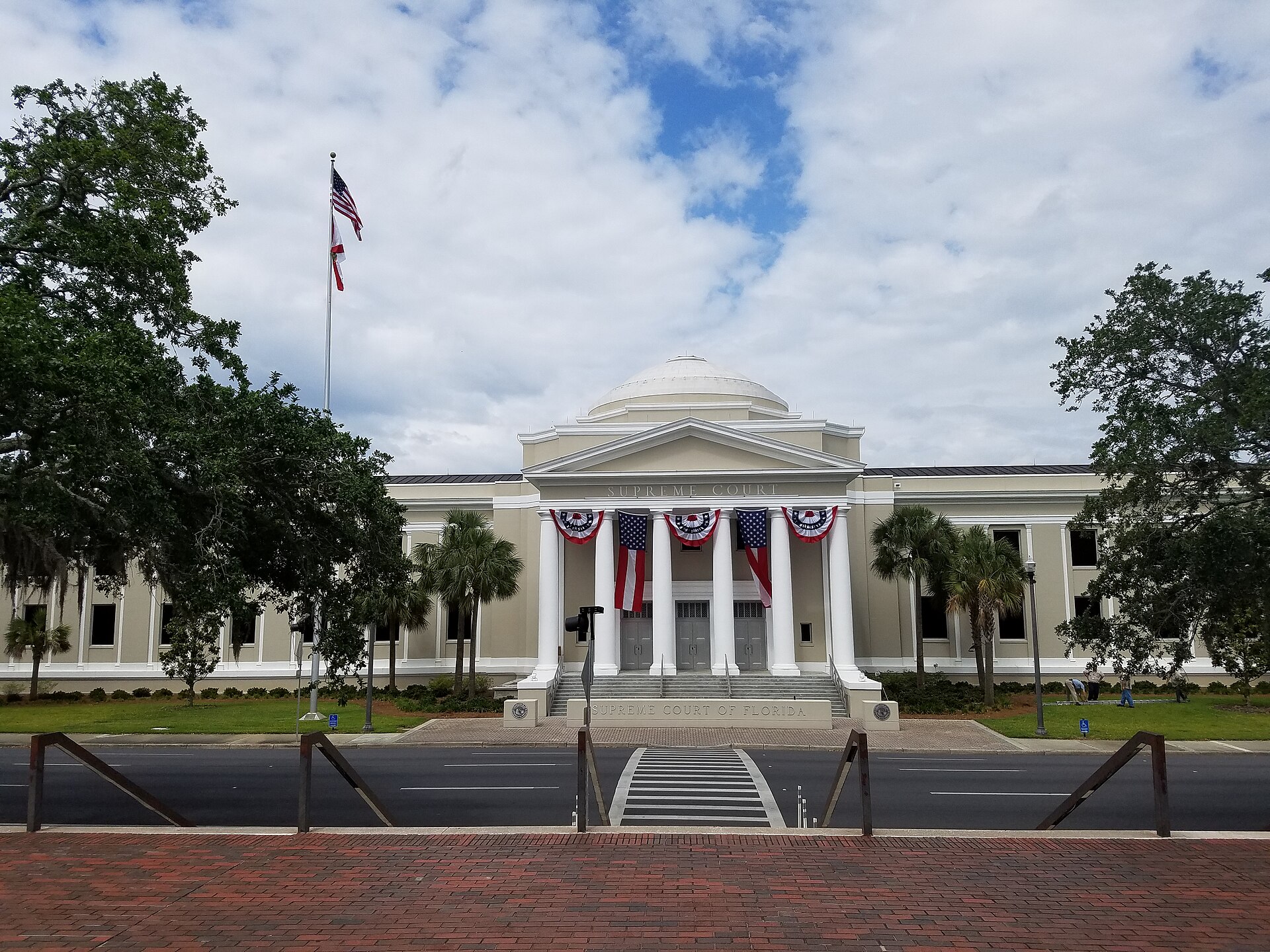https://commons.wikimedia.org/wiki/File:Florida-Supreme-Court-with-Bunting-2019.jpg