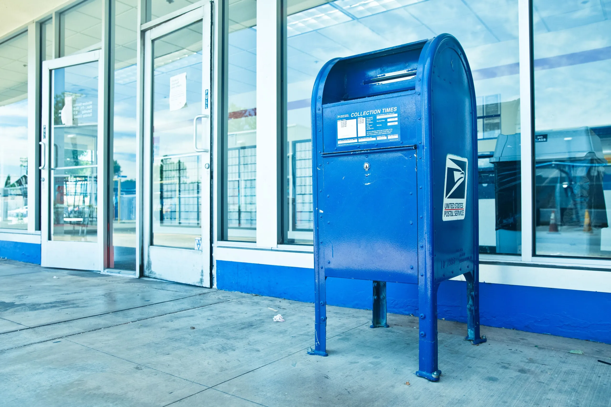 https://www.pexels.com/photo/blue-mailbox-outside-a-building-4744772/